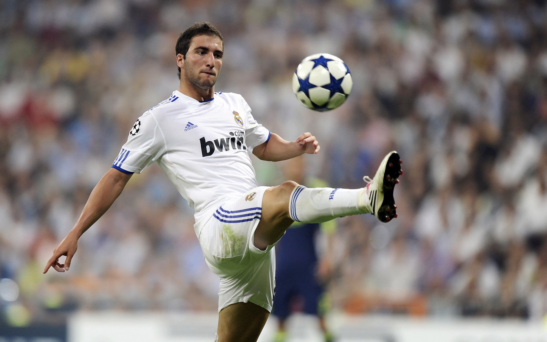 欧冠决赛焦点战，巴西冲垮新西兰，当绿茵场上的两种激情碰撞