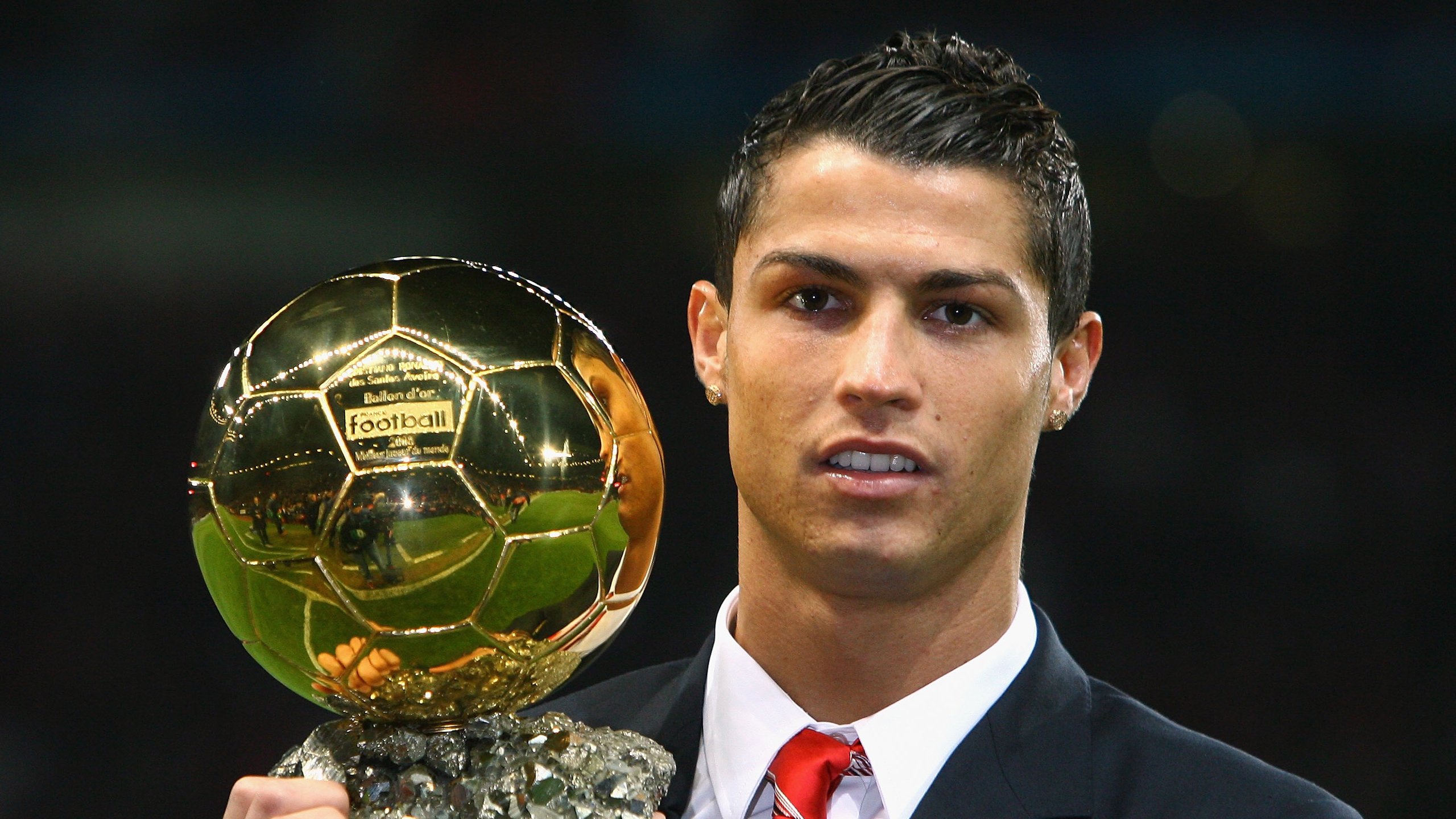 赛道上的心跳时刻，周冠宇关键制胜，红牛车队险胜梅赛德斯